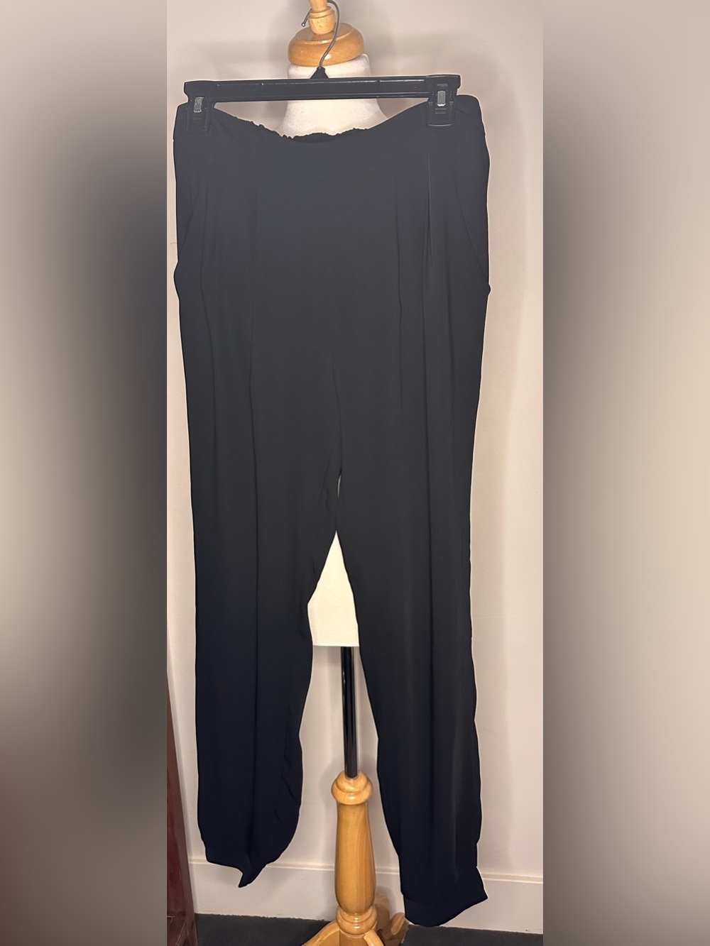 Lilla P Tapered Leg Pants in Black Size Medium
